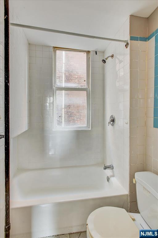 70 South 9th Street Newark, NJ 07107 - Photo 20 of 29 a bathroom with a toilet and a bath tub