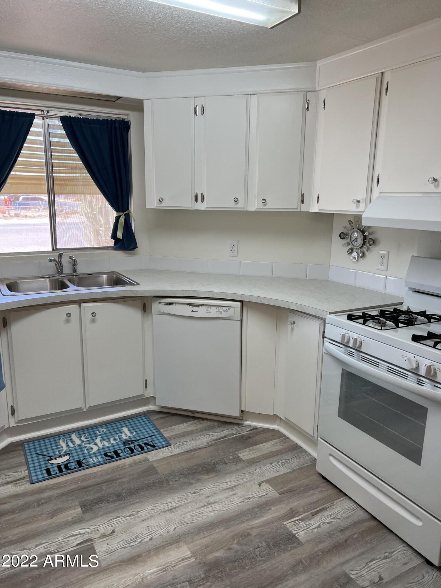 2191 South Tomahawk Road Apache Junction, AZ 85119 - Photo 12 of 15 Kitchen gas stove