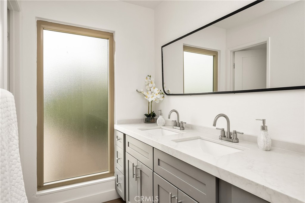 1538 Windsor Lane Fullerton, CA 92831 - Photo 26 of 40 a bathroom with a sink and a mirror