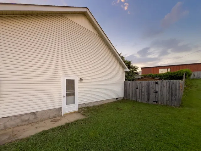 a view of a backyard