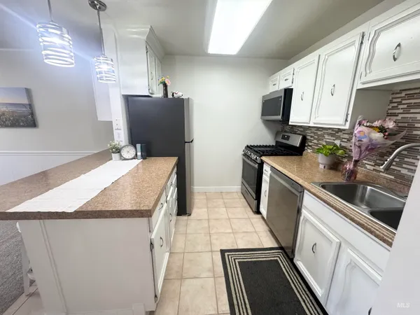 $343,900 | 1095 North Camelot Drive, Boise, ID 83704