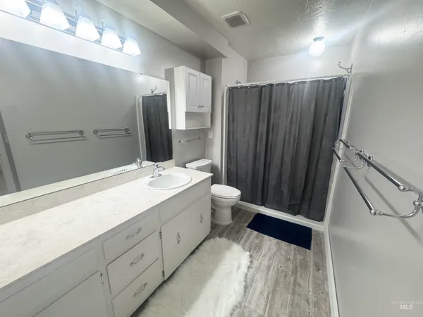 $343,900 | 1095 North Camelot Drive, Boise, ID 83704