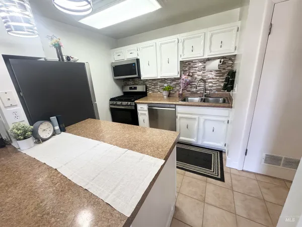 $343,900 | 1095 North Camelot Drive, Boise, ID 83704