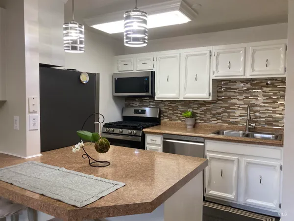 $338,900 | 1095 North Camelot Drive, Boise, ID 83704