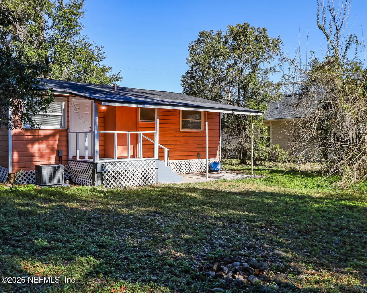 2140 Jayson Avenue Jacksonville, FL 32208 - Photo 31 of 34 a backyard of a house with lots of green space