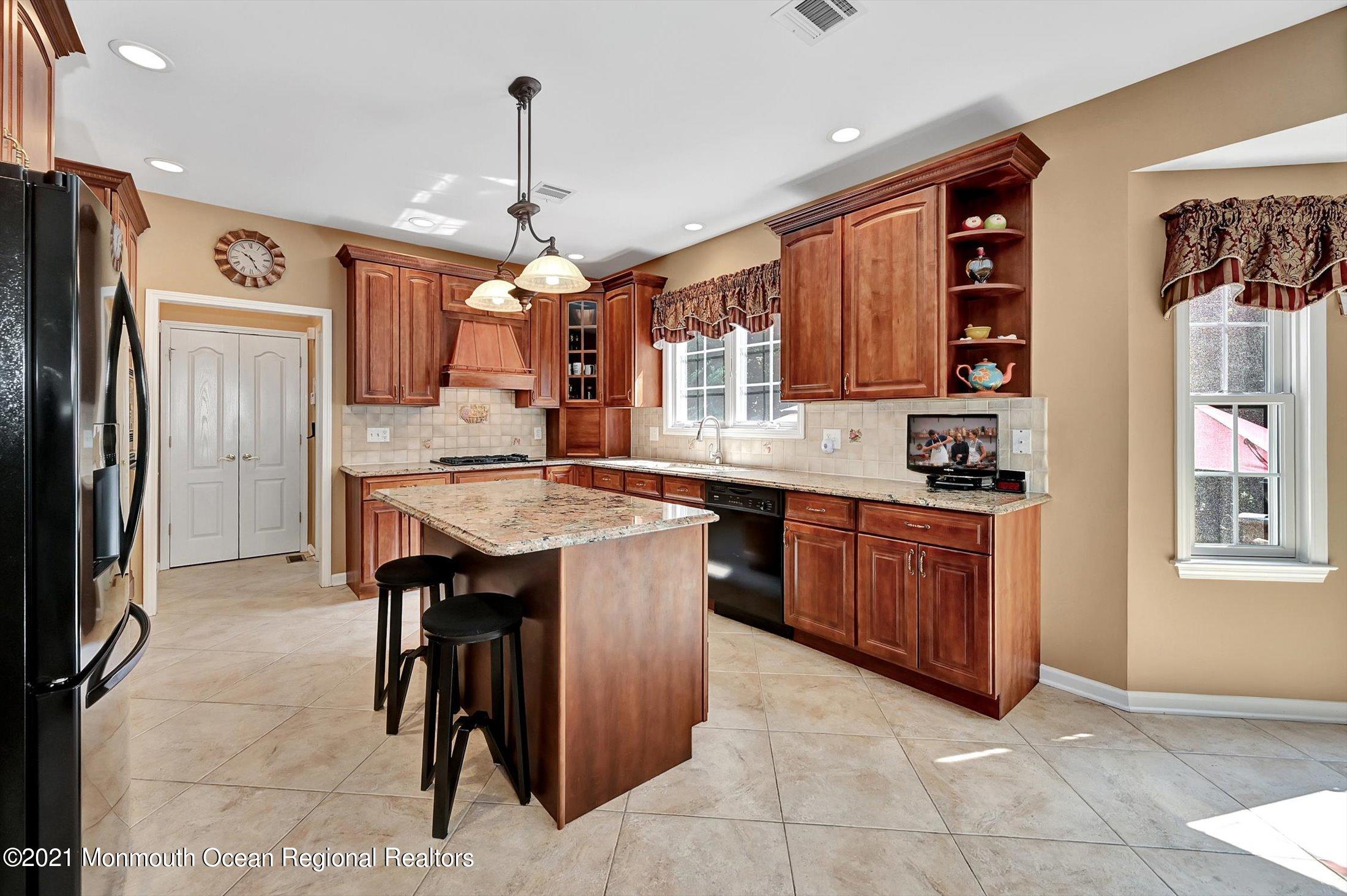 202 Robertsville Road Freehold, NJ 07728 - Photo 14 of 41 14-13398837
