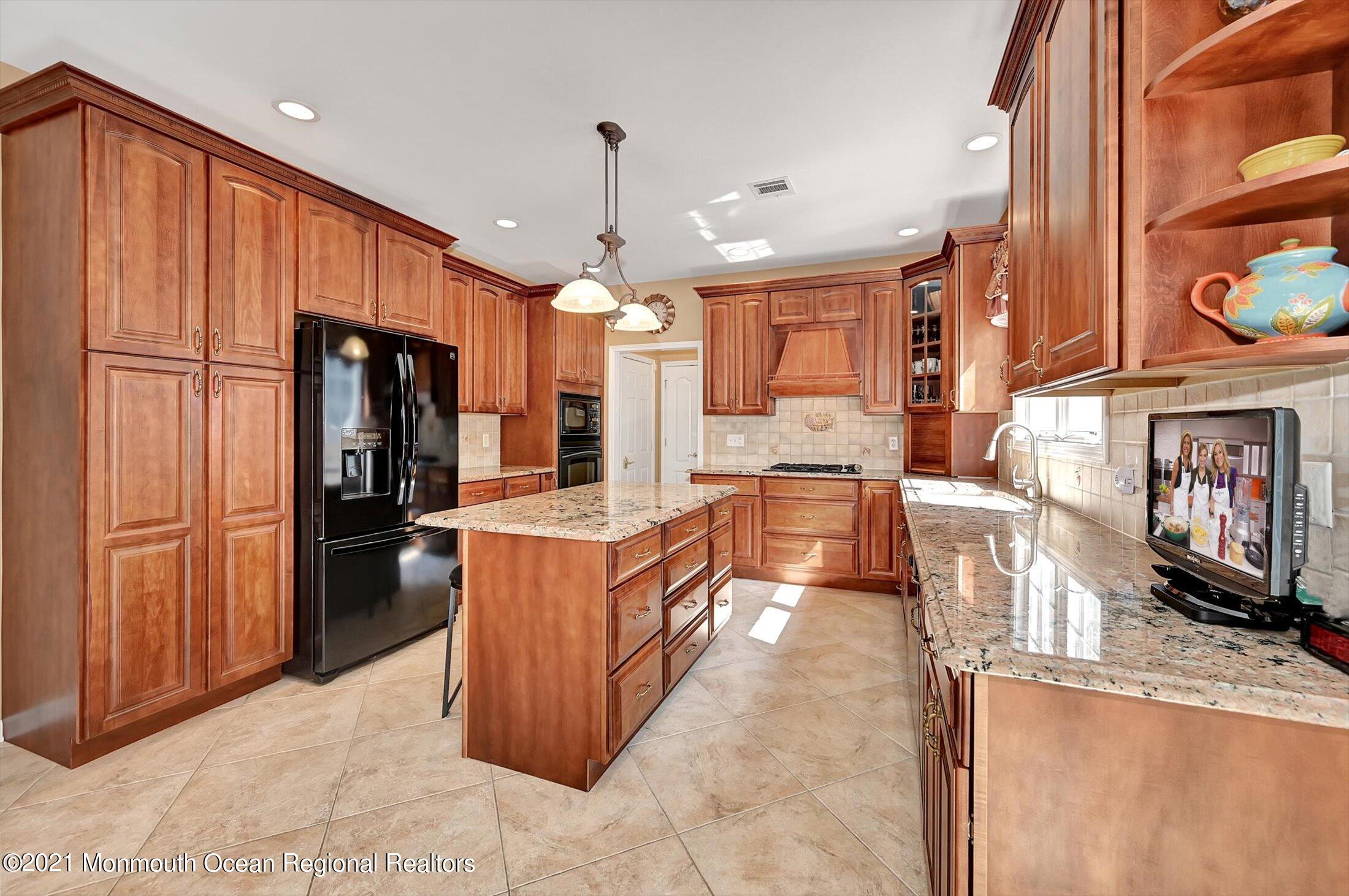202 Robertsville Road Freehold, NJ 07728 - Photo 15 of 41 15-13398842