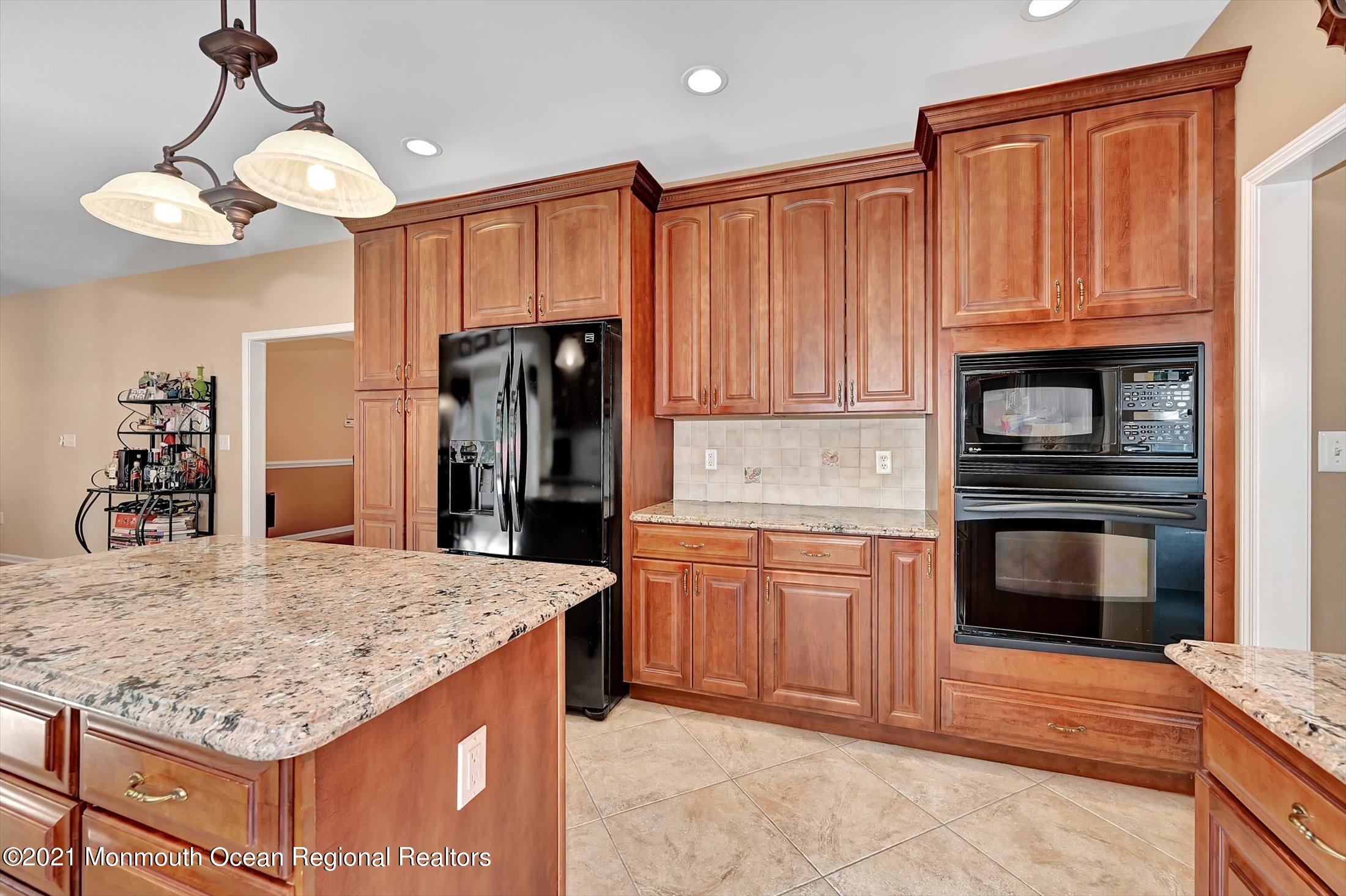 202 Robertsville Road Freehold, NJ 07728 - Photo 16 of 41 16-13398845
