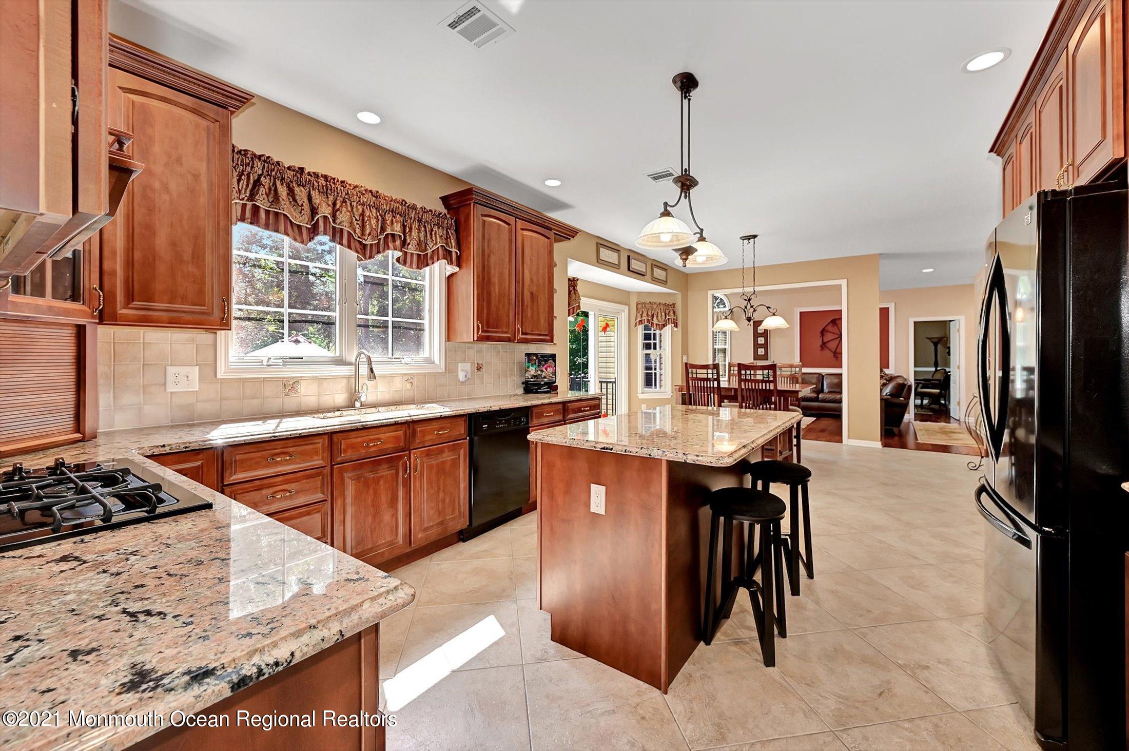 202 Robertsville Road Freehold, NJ 07728 - Photo 17 of 41 17-13398850