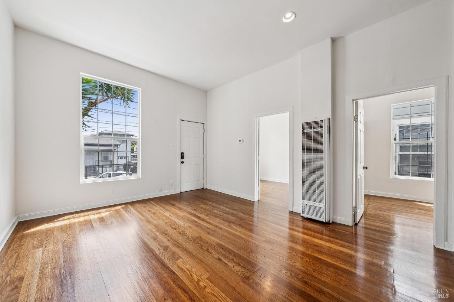 2529 Filbert Street Oakland, CA 94607 - Photo 3 of 32