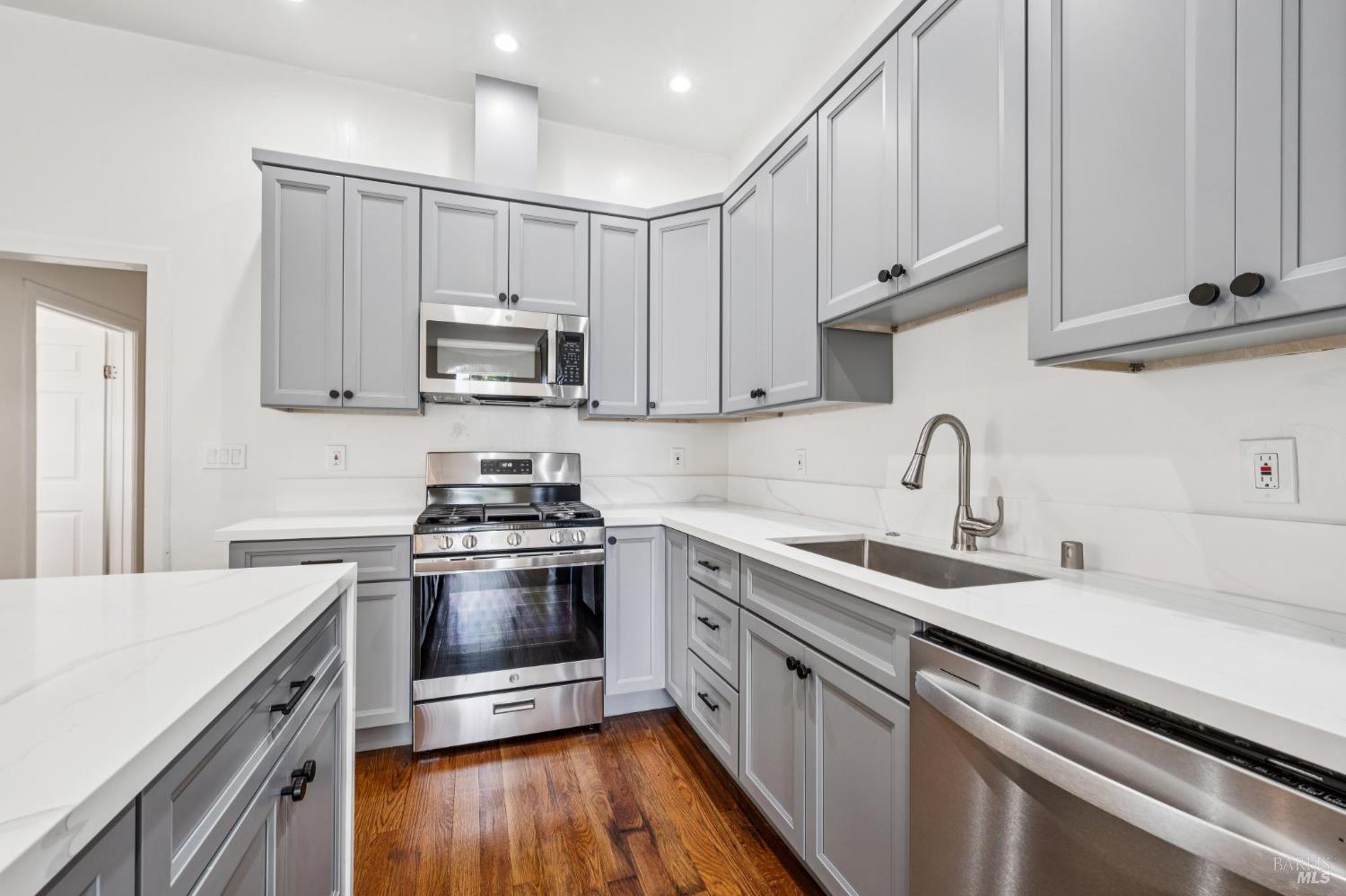 2529 Filbert Street Oakland, CA 94607 - Photo 8 of 32