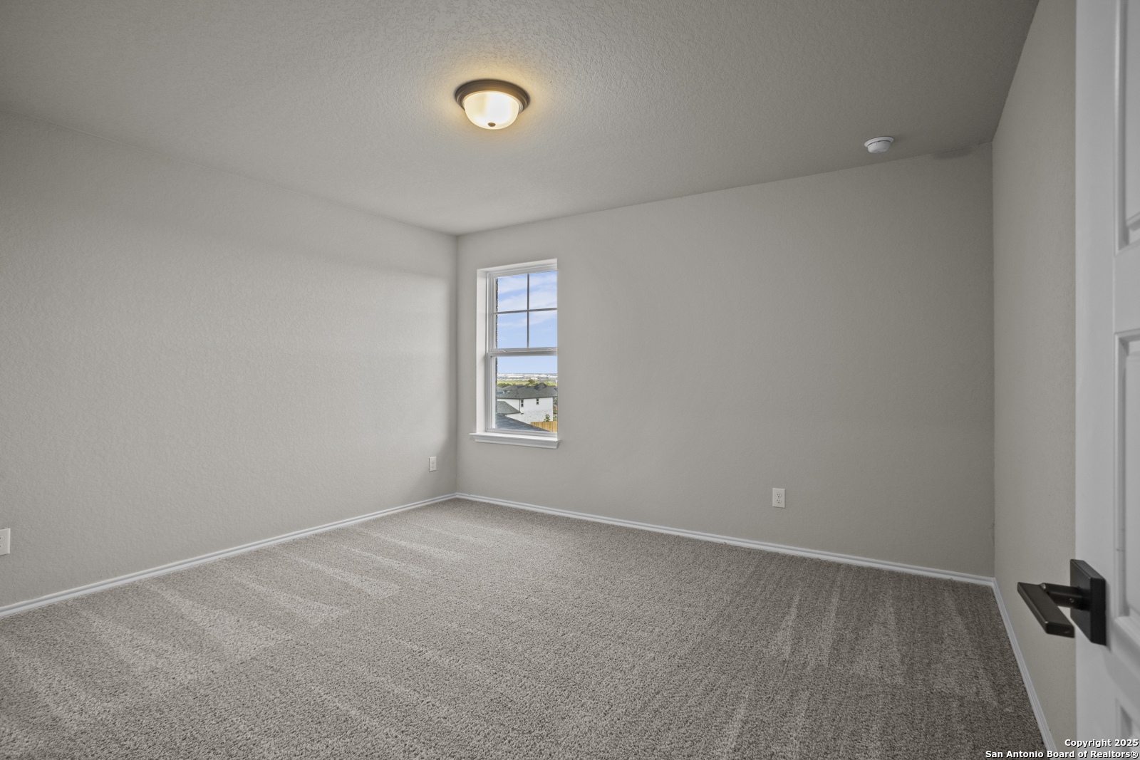6871 Comanche Cave San Antonio, TX 78233 - Photo 33 of 41 an empty room with windows