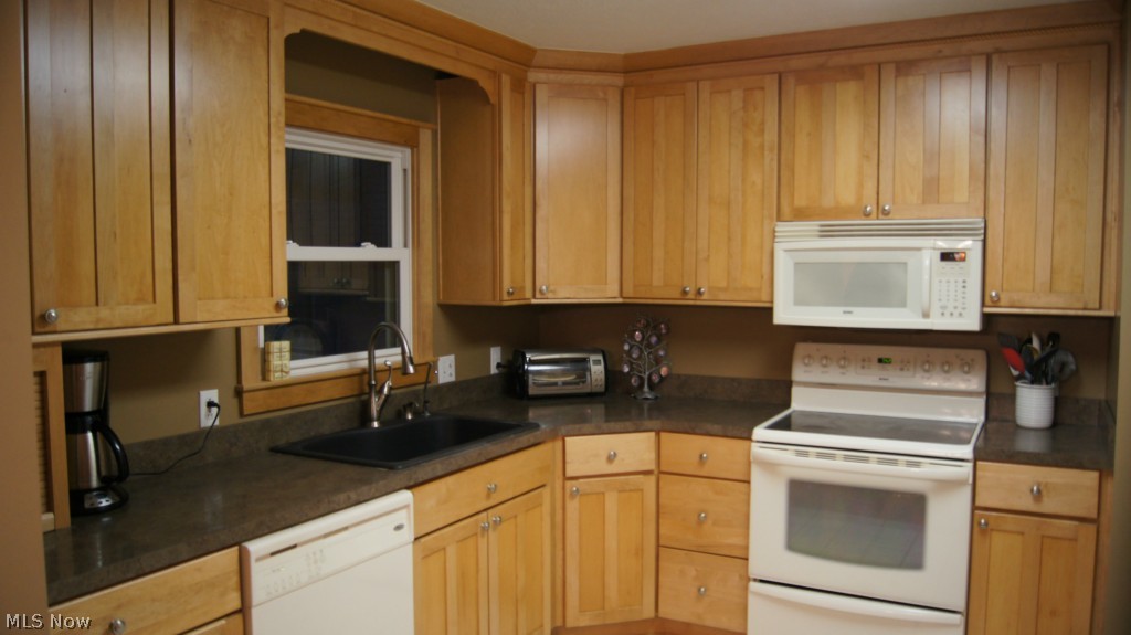 857 Renninger Road New Franklin, OH 44319 - Photo 3 of 25 Kraftmade Shaker style Maple cabinets w/ spice cabinet and soft close drawers Kitchen appliances stay