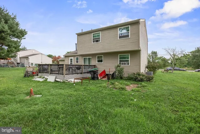 a view of backyard of the house