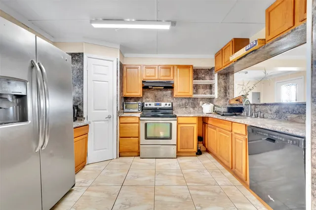 $299,990 | 160 Darden Drive, Anahuac, TX 77514