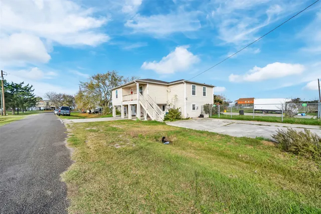 $299,990 | 160 Darden Drive, Anahuac, TX 77514