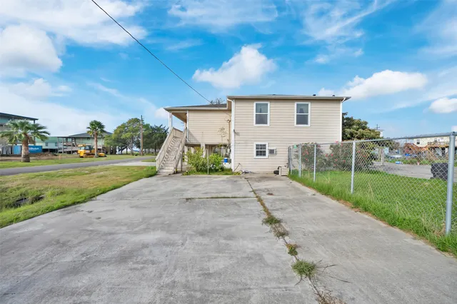 $299,990 | 160 Darden Drive, Anahuac, TX 77514