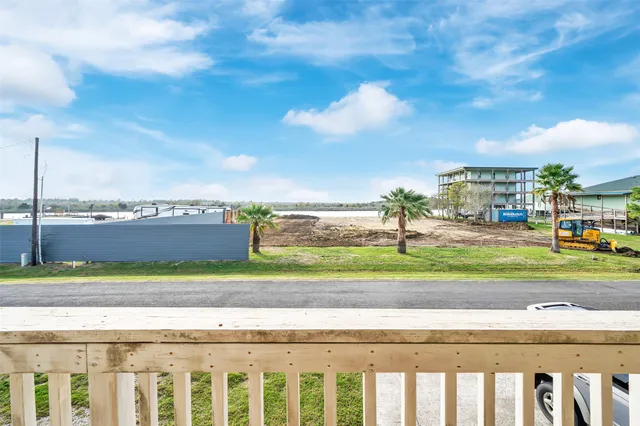 $299,990 | 160 Darden Drive, Anahuac, TX 77514