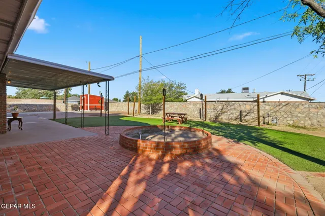 a view of a backyard