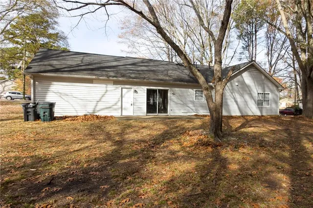 a view of back yard of the house