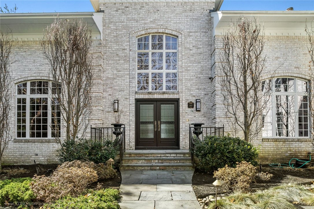 387 Washington Road Barrington, RI 02806 - Photo 2 of 50