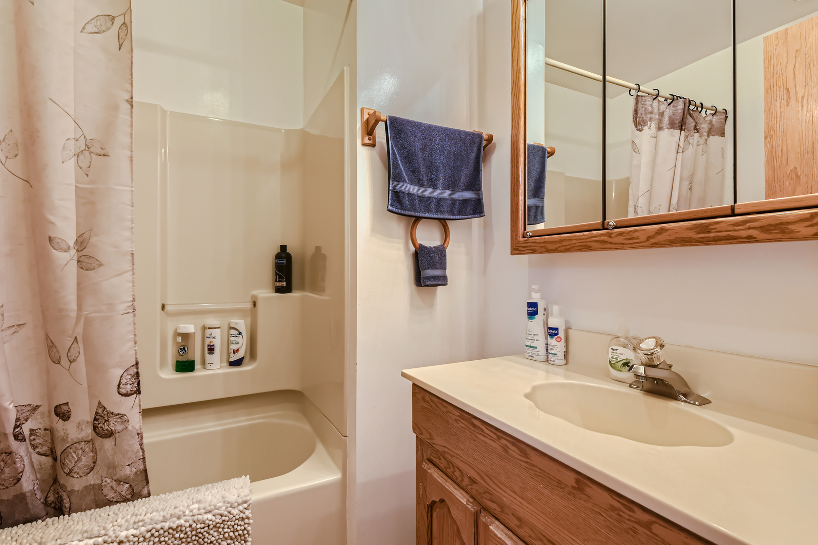 4057 Custer Avenue Lyons, IL 60534 - Photo 18 of 28 a bathroom with a tub sink and mirror