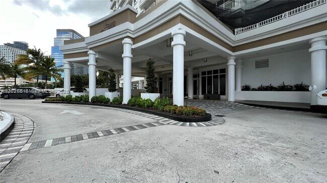 801 Brickell Key Boulevard, Unit 906 Miami, FL 33131 - Photo 14 of 29 MAIN ENTRANCE TO BUILDING