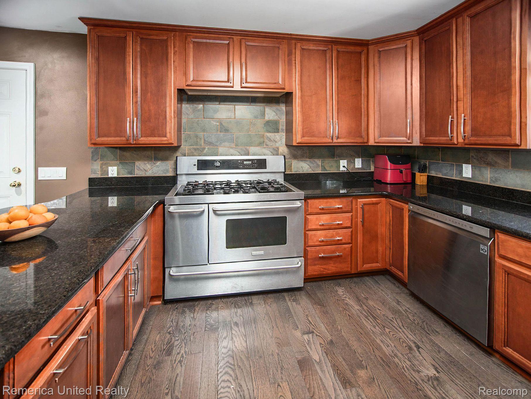153 Riviera Terrace Waterford, MI 48328 - Photo 7 of 25 Gallery Image 7