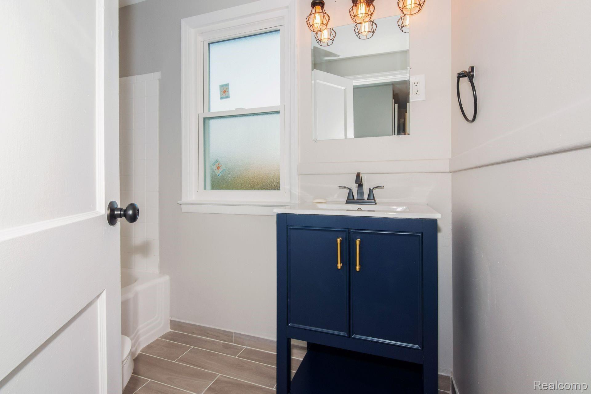 1583 Bournemouth Road Grosse Pointe, MI 48236 - Photo 10 of 13 09 - 16.jpg