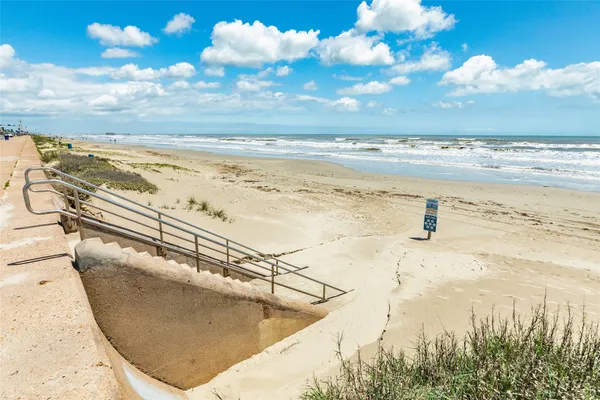 $315,000 | 7000 Seawall Boulevard, Unit 316, Galveston, TX 77551