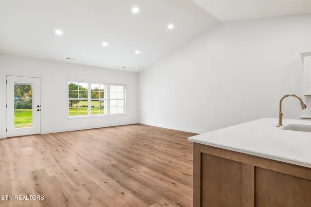 $532,800 | 107 Alpine Drive, Clinton, TN 37716