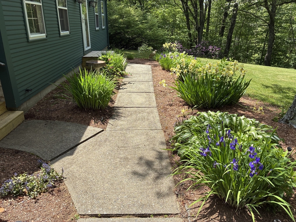 146 Bragg Road West Brookfield, MA 01585 - Photo 3 of 42 Gallery Image 3