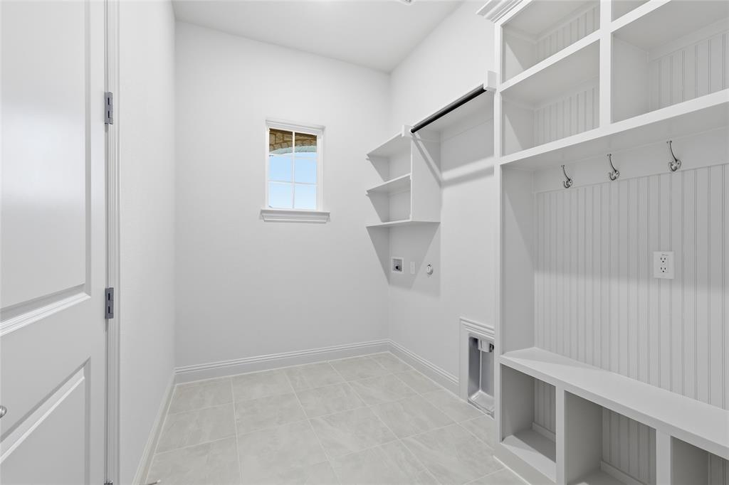 556 Flint Road Waxahachie, TX 75167 - Photo 10 of 39 a view of an empty walk in closet