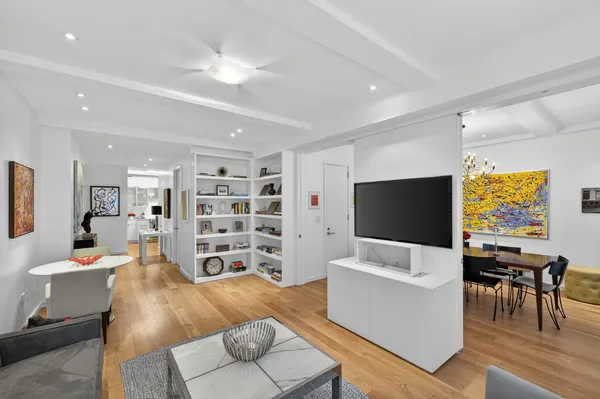 $1,075,000 | 146 East 49th Street, Unit 9B | Midtown East