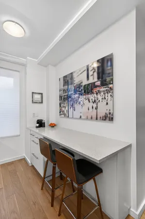 $1,075,000 | 146 East 49th Street, Unit 9B | Midtown East