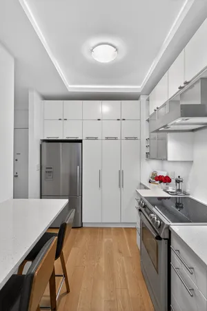 $1,075,000 | 146 East 49th Street, Unit 9B | Midtown East