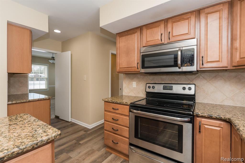 1655 Kingsmere Circle Rochester Hills, MI 48309 - Photo 3 of 34