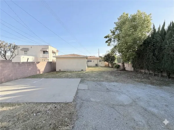 a view of a house with a yard and garage