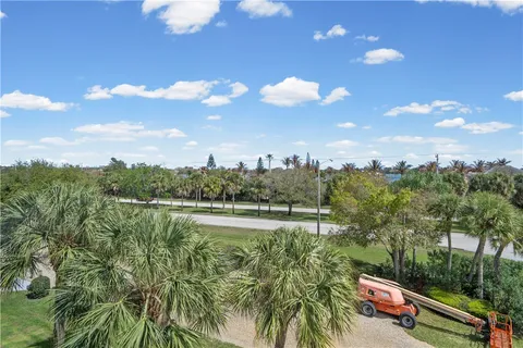 $250,000 | 2333 Indian River Boulevard, Unit 401, Vero Beach, FL 32960