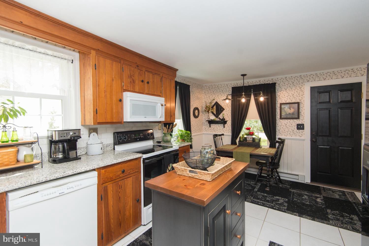 5525 Cassons Neck Road Cambridge, MD 21613 - Photo 11 of 30 Perfect eat-in area in kitchen