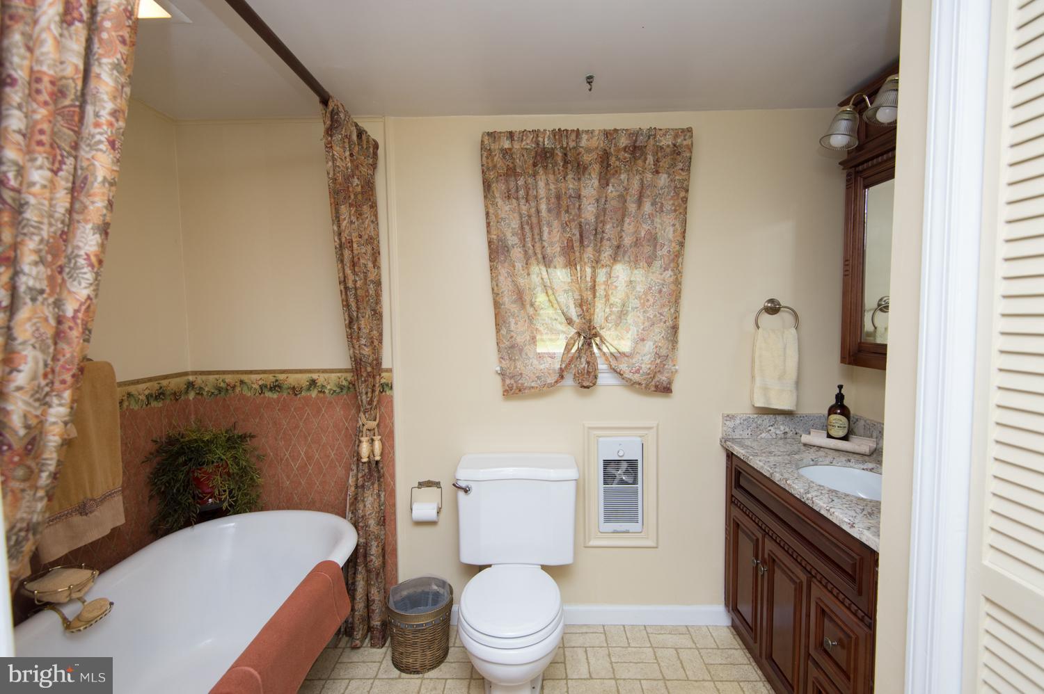 5525 Cassons Neck Road Cambridge, MD 21613 - Photo 15 of 30 Main level bathroom