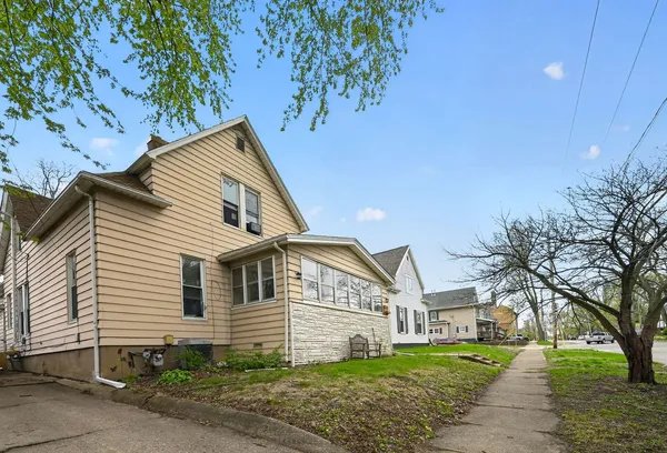 $159,000 | 1003 North Lee Street, Bloomington, IL 61701