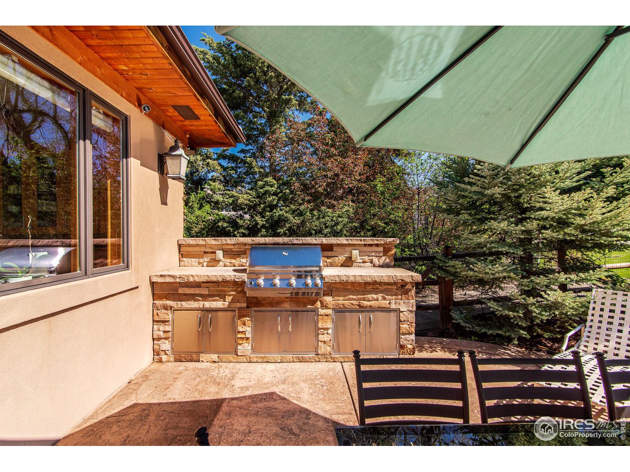 6922 Frying Pan Road Boulder, CO 80301 - Photo 35 of 39 a view of a patio with table and chairs with an umbrella