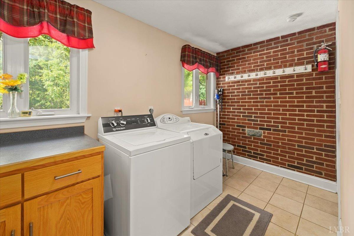 159 Blue Ridge Lane Amherst, VA 24521 - Photo 19 of 71 a utility room with dryer and washer