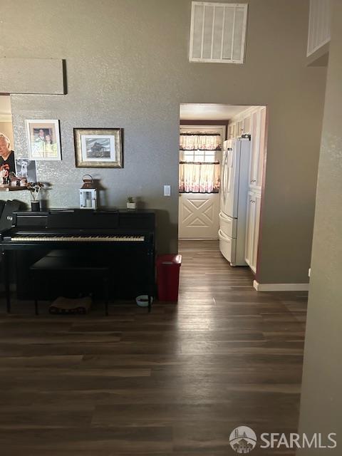 19481 Rambling Oak Drive Redding, CA 96003 - Photo 43 of 62 a living room with furniture