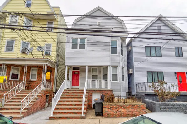 $1,800 | 121 West 19th Street, Unit 2R, Bayonne, NJ 07002