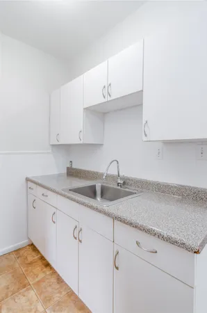 $1,800 | 121 West 19th Street, Unit 2R, Bayonne, NJ 07002