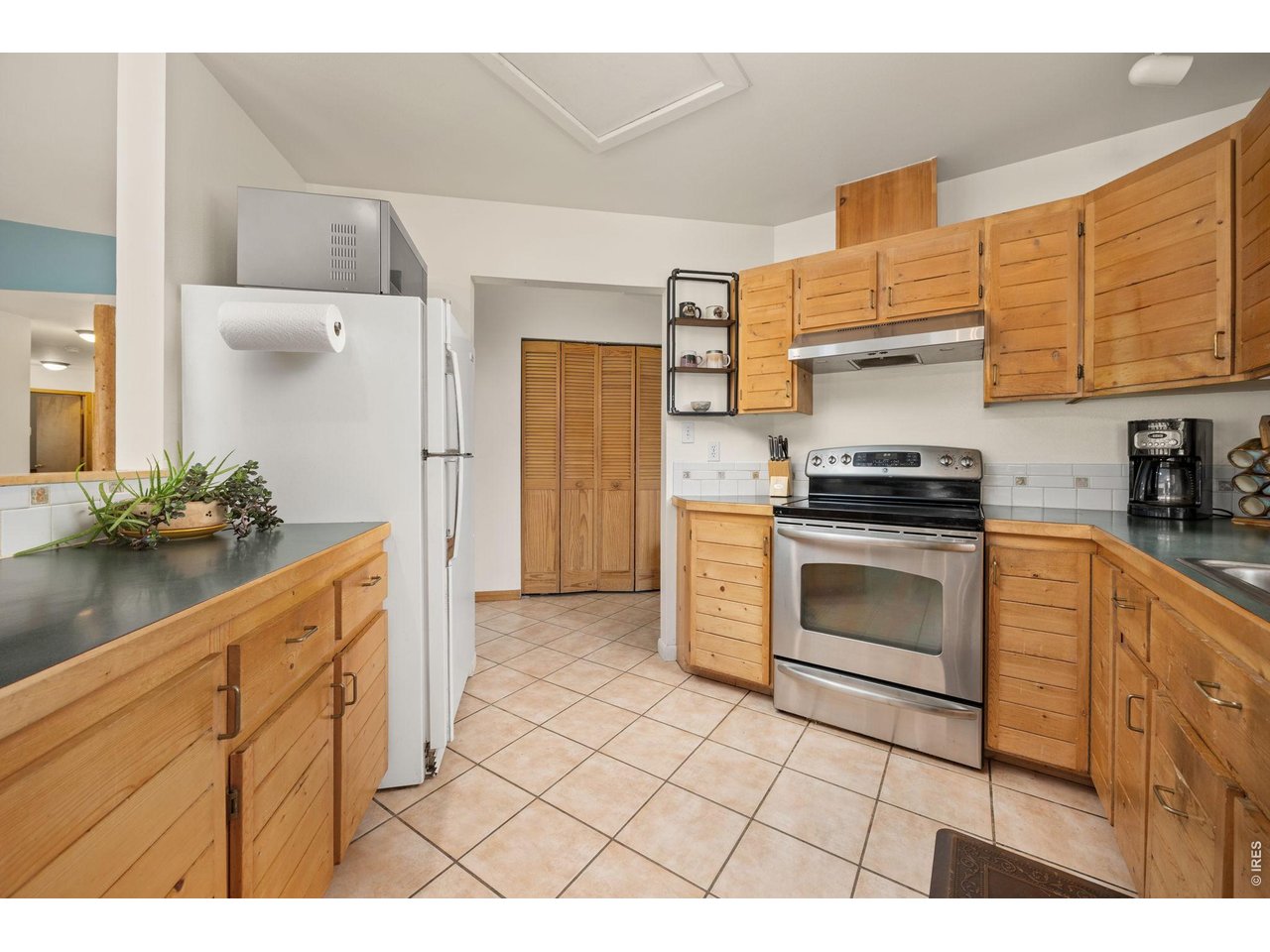 438 North County Road Rollinsville, CO 80474 - Photo 17 of 50 Country-style kitchen