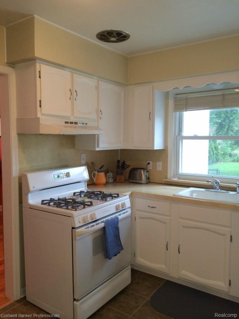 2902 Bamlet Road Royal Oak, MI 48073 - Photo 9 of 25 Kitchen 2.jpg