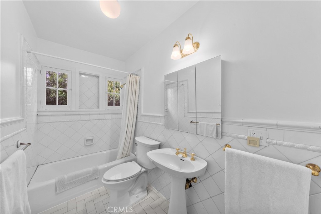 107 Annandale Road Pasadena, CA 91105 - Photo 19 of 52 Main level bathroom